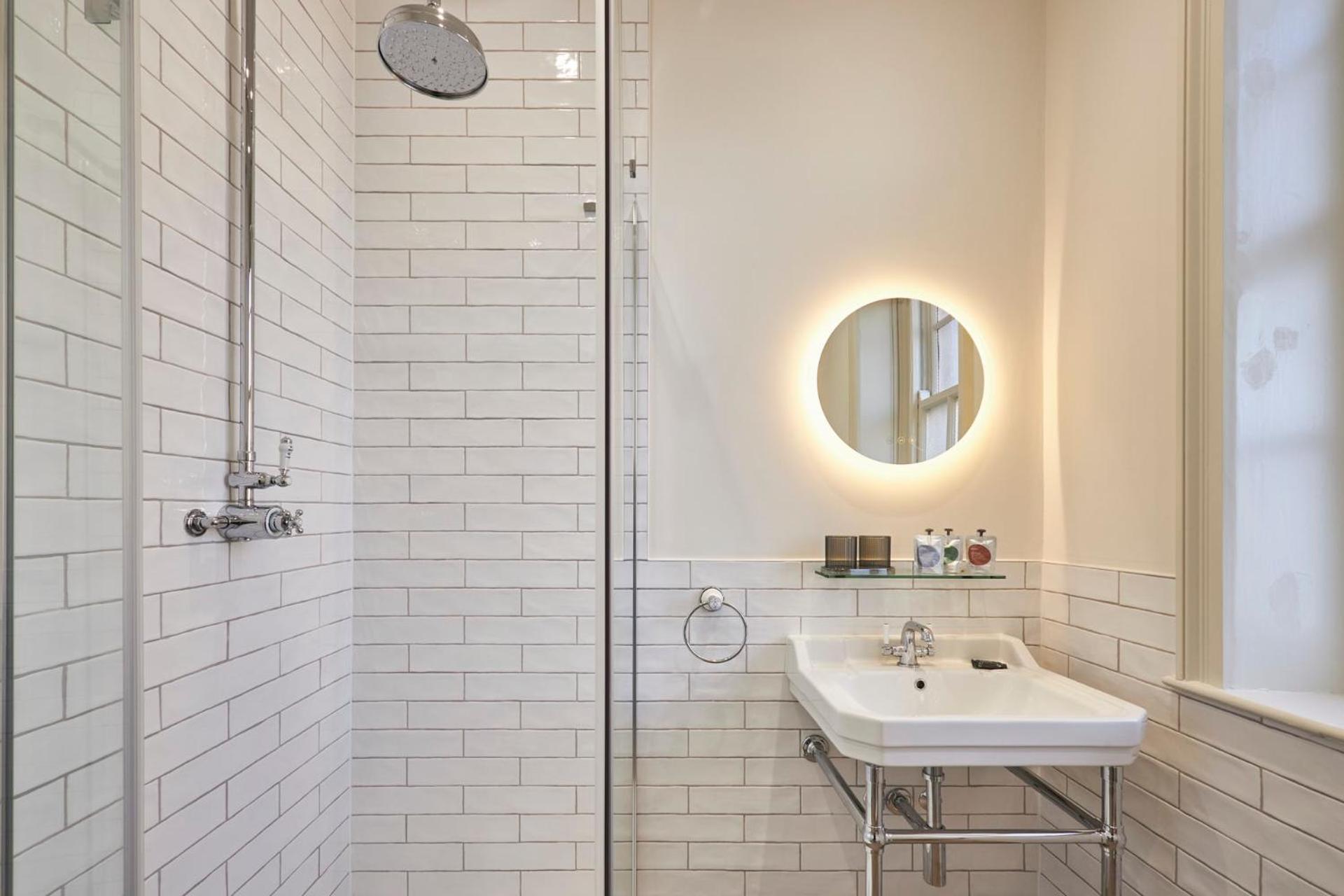 Arlington House Hotel - Self Check-In Suites วูเลอร์ ภายนอก รูปภาพ