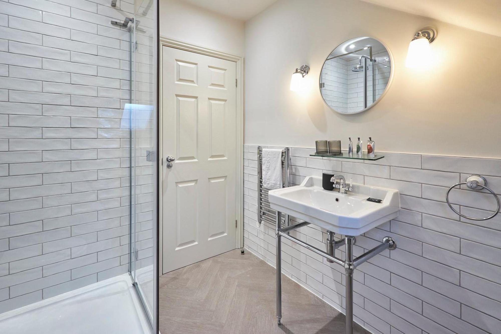 Arlington House Hotel - Self Check-In Suites วูเลอร์ ภายนอก รูปภาพ