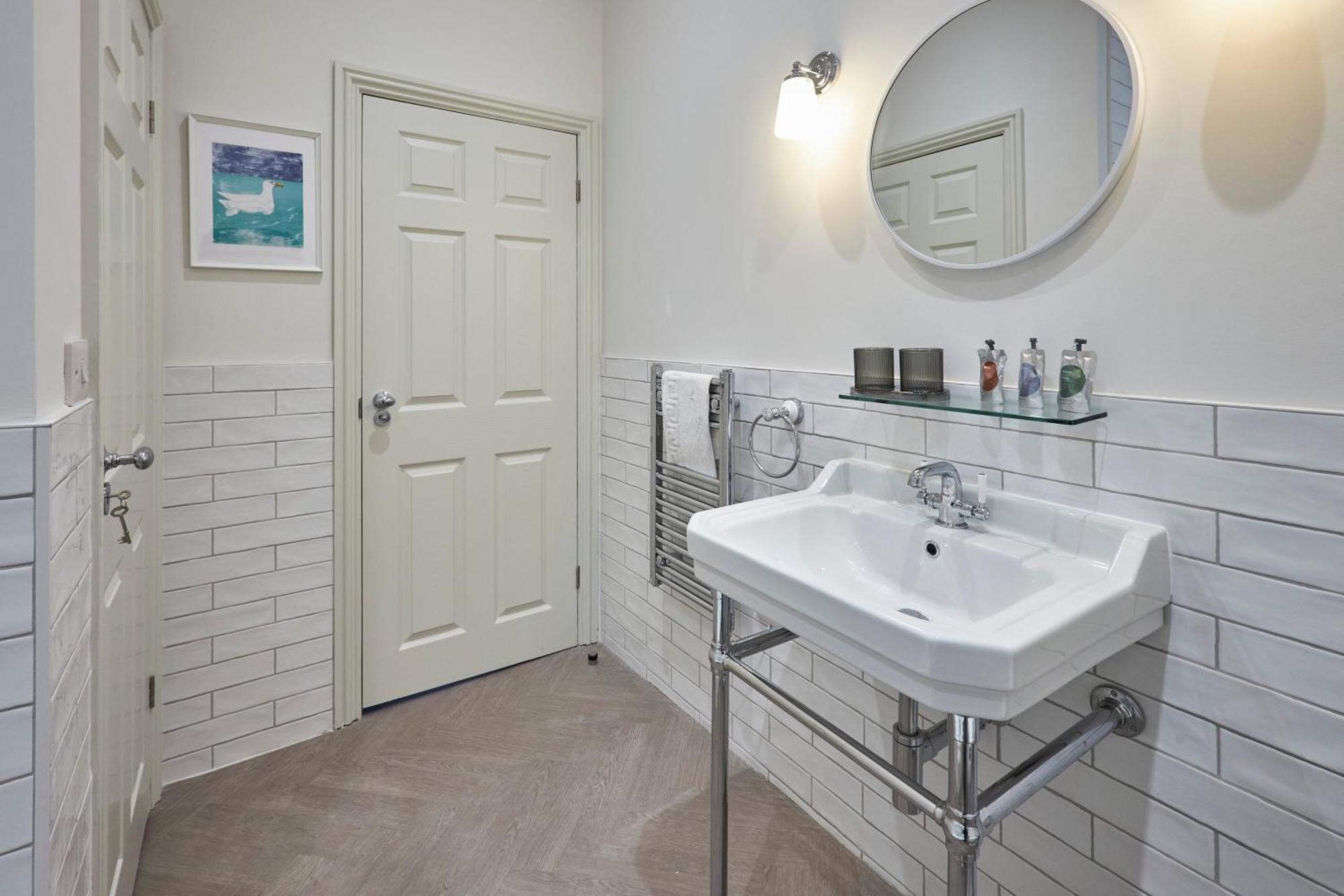 Arlington House Hotel - Self Check-In Suites วูเลอร์ ภายนอก รูปภาพ
